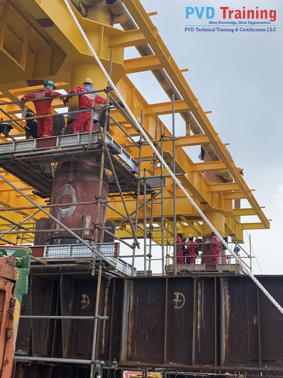 Nhà thầu PVD Training đang thi công nâng sàn số 01 - Dự án Cá Tầm 2 5 Z3322058750152 94ea0aa144536aa4c621efaeb2c0b3af