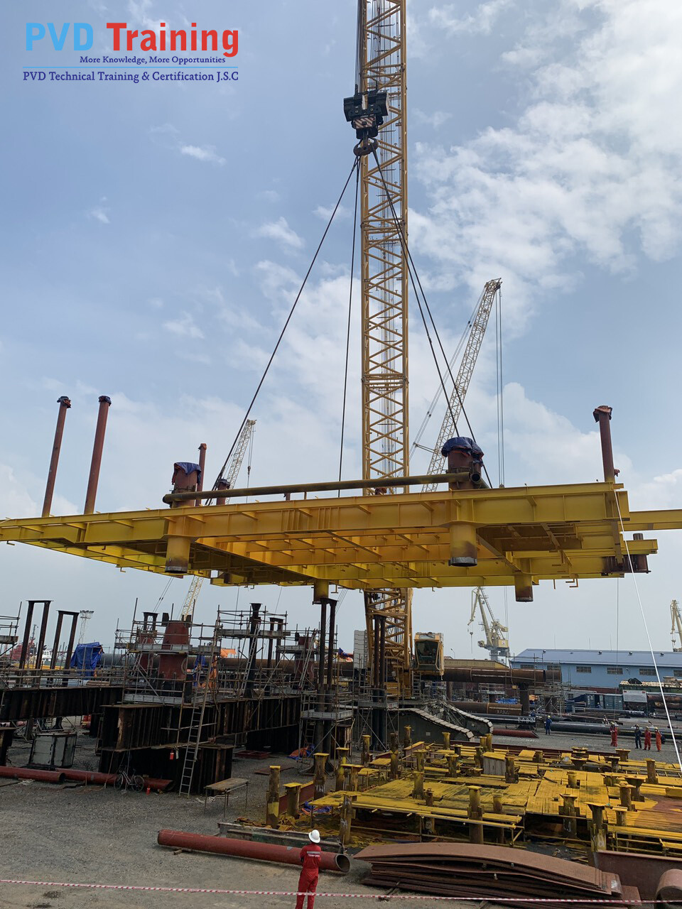 Nhà thầu PVD Training đang thi công nâng sàn số 01 - Dự án Cá Tầm 2 3 Z3322058769882 9c57d800204d14edc225c45b49915ec0