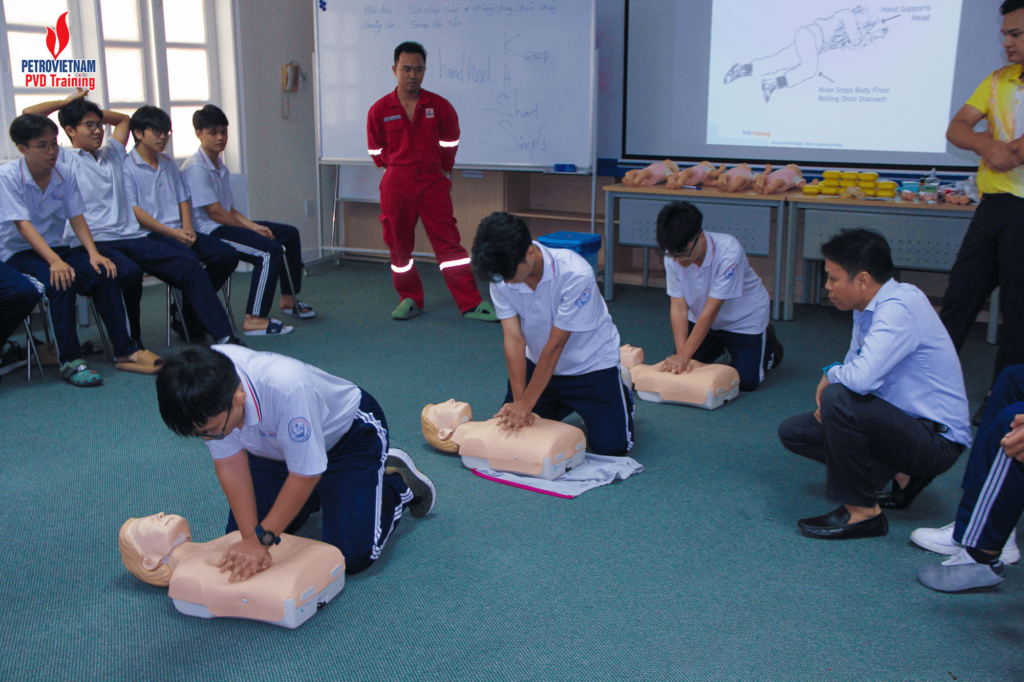 Hỗ trợ an toàn cộng đồng: PVD Training tổ chức thành công khóa học PCCC và Sơ cấp cứu cho học sinh THPT 2 IMG 4712