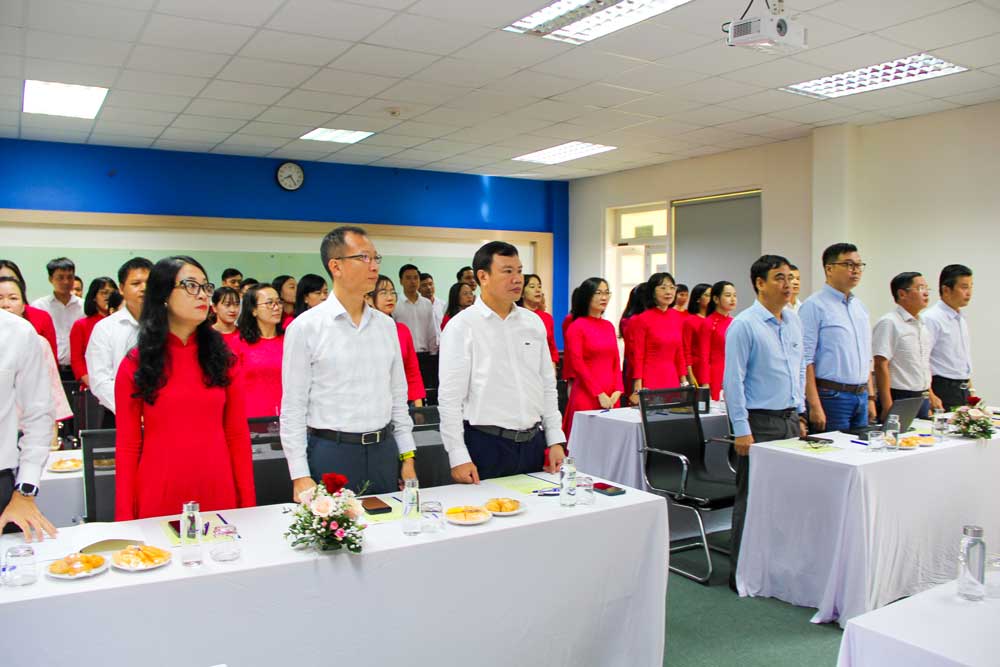 PVD TRAINING TỔ CHỨC ĐẠI HỘI ĐẠI BIỂU CÔNG ĐOÀN LẦN THỨ VI, NHIỆM KỲ 2025–2030 1 Ảnh  1: Đại biểu chào cờ bắt đầu Đại hội Đại biểu Công đoàn lần thứ VI, nhiệm kỳ 2025 – 2030