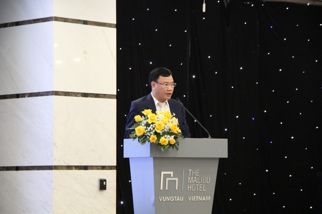 Comrade Lương Thanh Tịnh – Member of the PV Drilling Party Committee, Party Cell Secretary, and Director of PVD Training – delivers remarks and presents the report at the conference