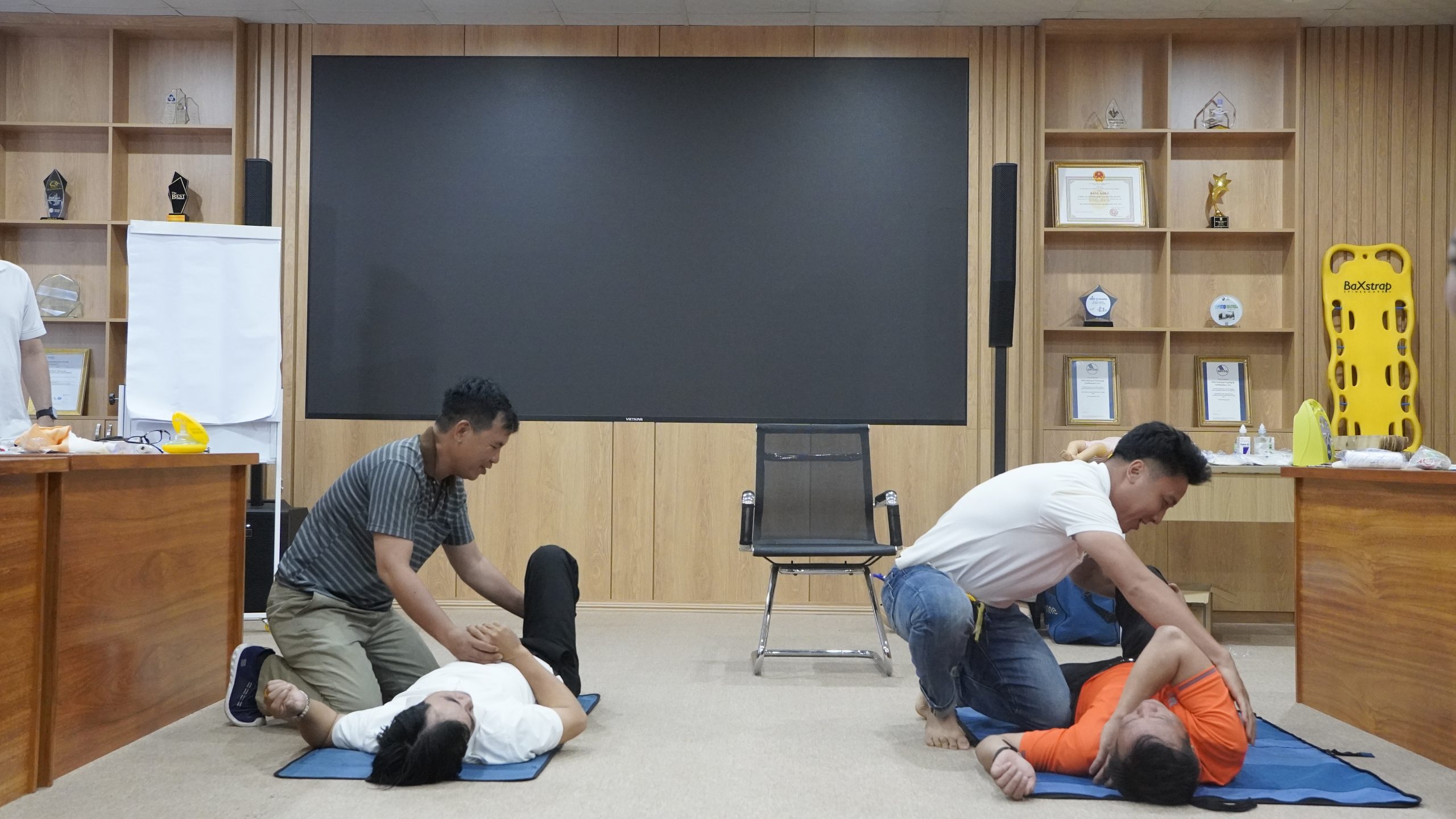 Ngừng tim khi đang vận động: Điều bạn cần biết để không trở thành người đứng nhìn 1 CPR and First Aid Training at PVD Training