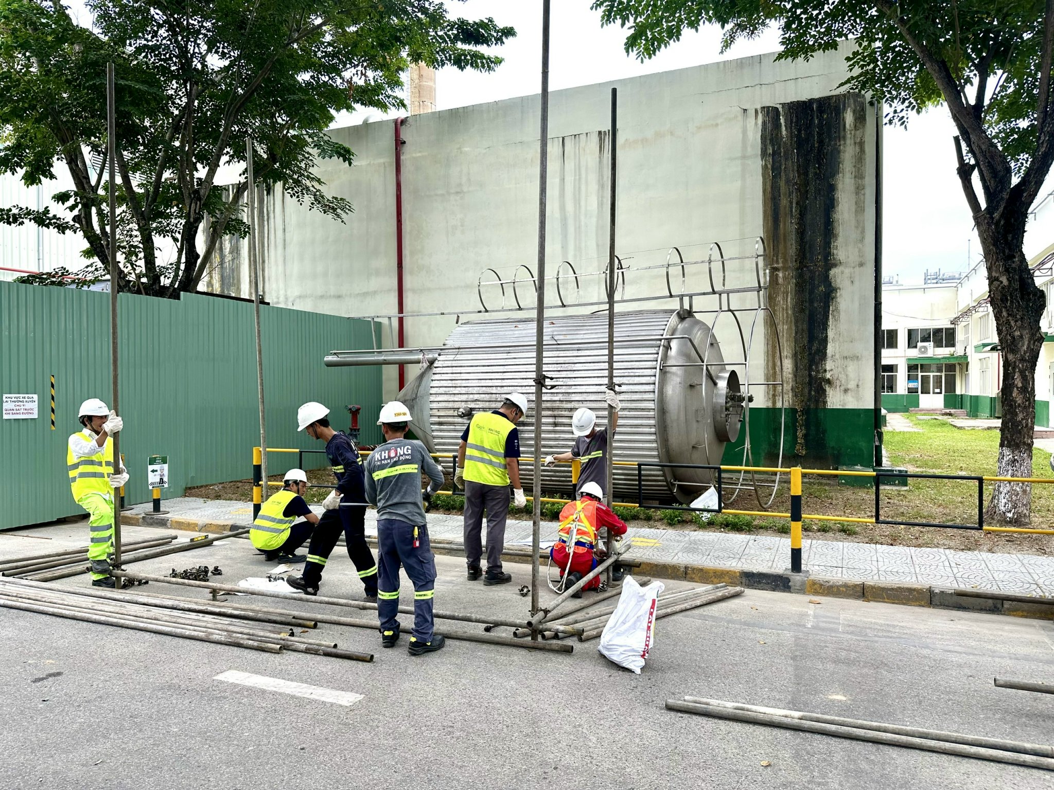 Scaffolding Safety: A Small Mistake Can Lead to Serious Consequences 3 Gian giao